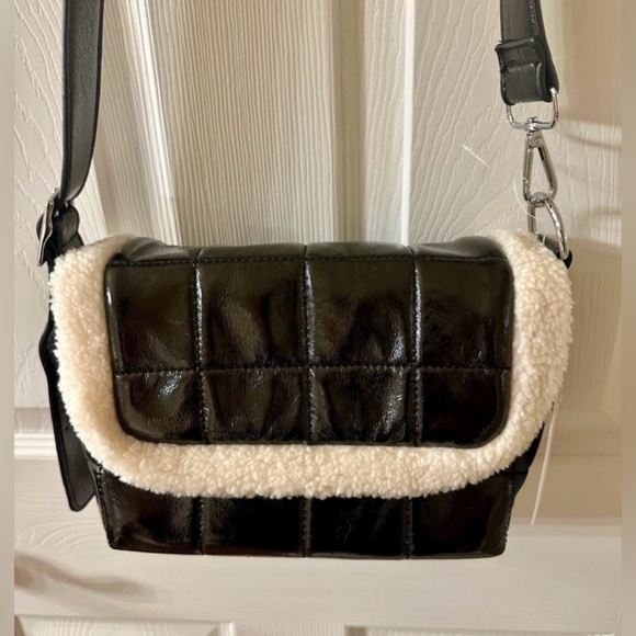NWT Black Quilted Crossbody Bag w/ Cream Sherpa Trim, Trendy Y2K Winter Purse - Picture 14 of 15